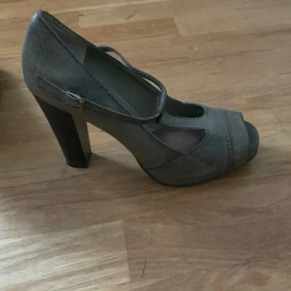 Vera Wang Mary Jane shoes - Picture 3 of 3